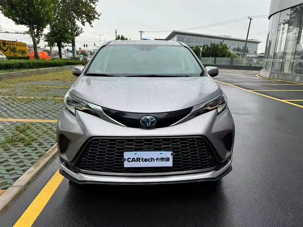 Granvia 2.5 L Hybrid Distinguished PLUS