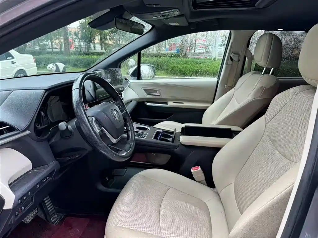 Granvia 2.5 L Hybrid Distinguished PLUS