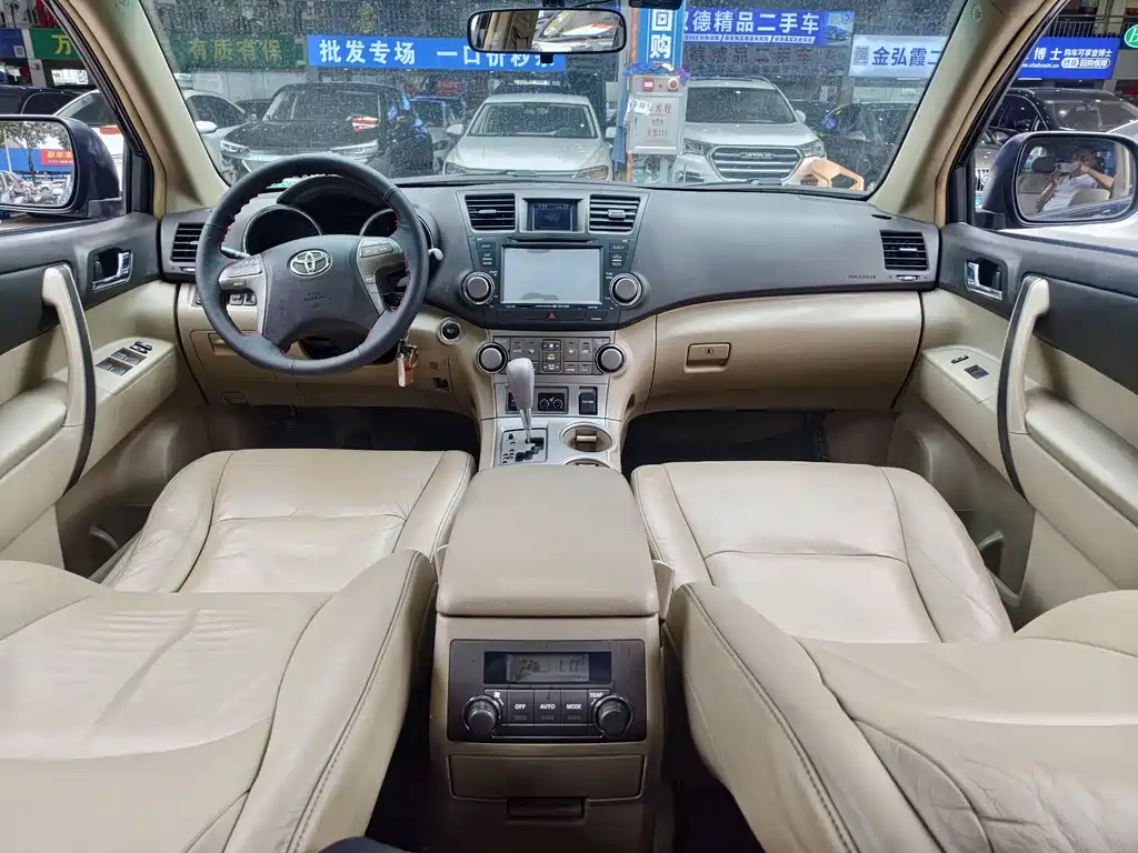 Highlander 2.7 L 2 WD 7-seat Luxury Navigation