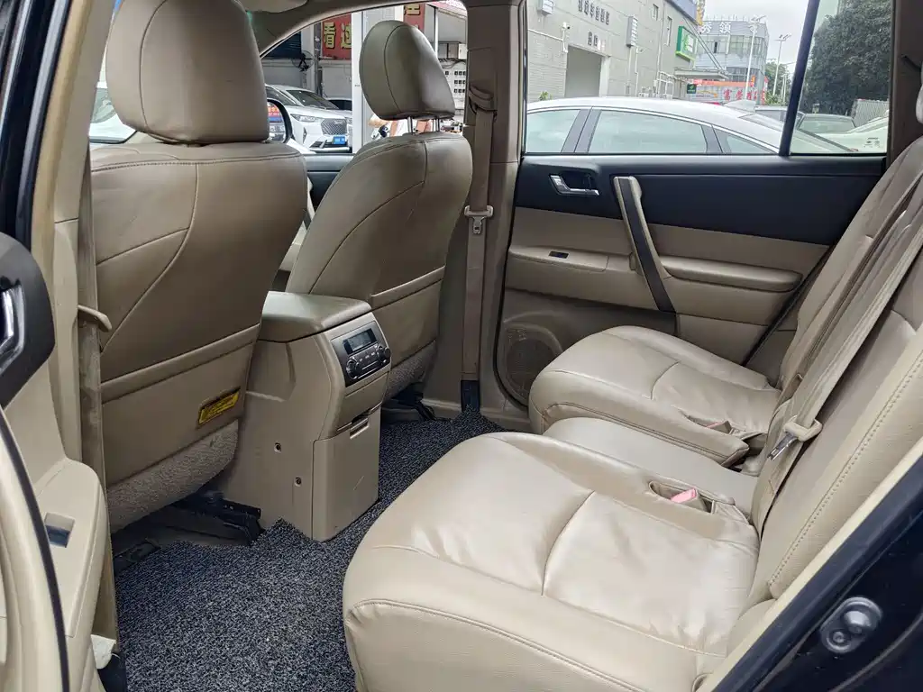Highlander 2.7 L 2 WD 7-seat Luxury Navigation