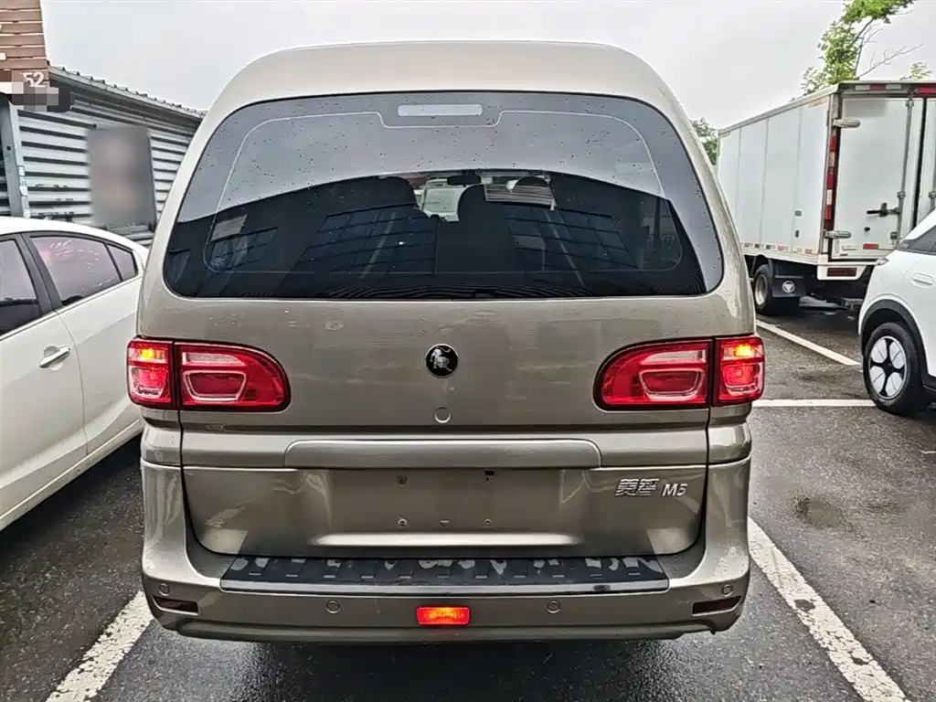 Lingzhi M5 L 1.6 L Utility 7-seat