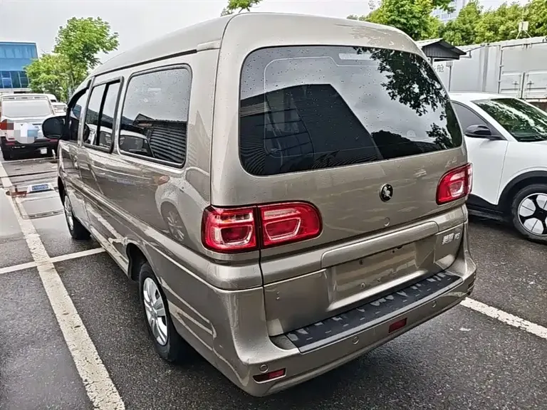 Dongfeng Lingzhi M5 L 1.6 L Utility 7-seat