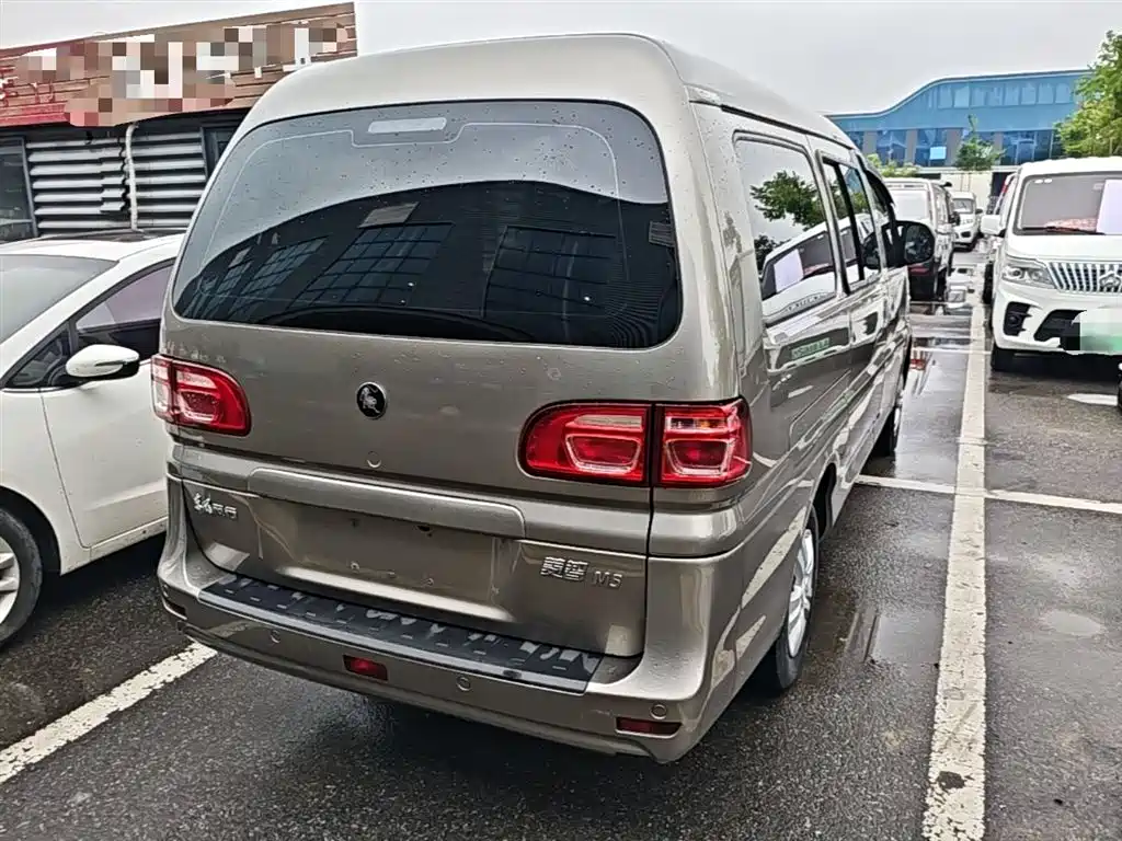Lingzhi M5 L 1.6 L Utility 7-seat