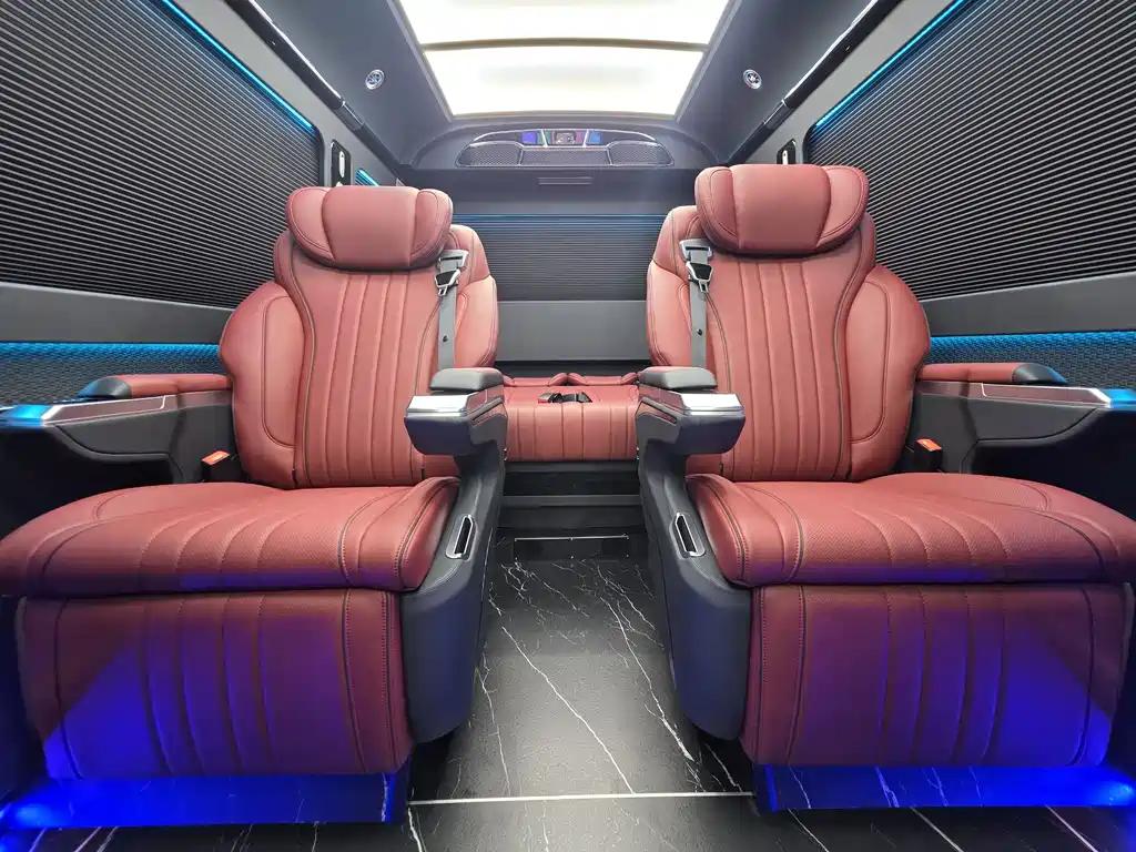 Hongqi Jinkuihua Guoyue 3.0 T Flagship 17-seat