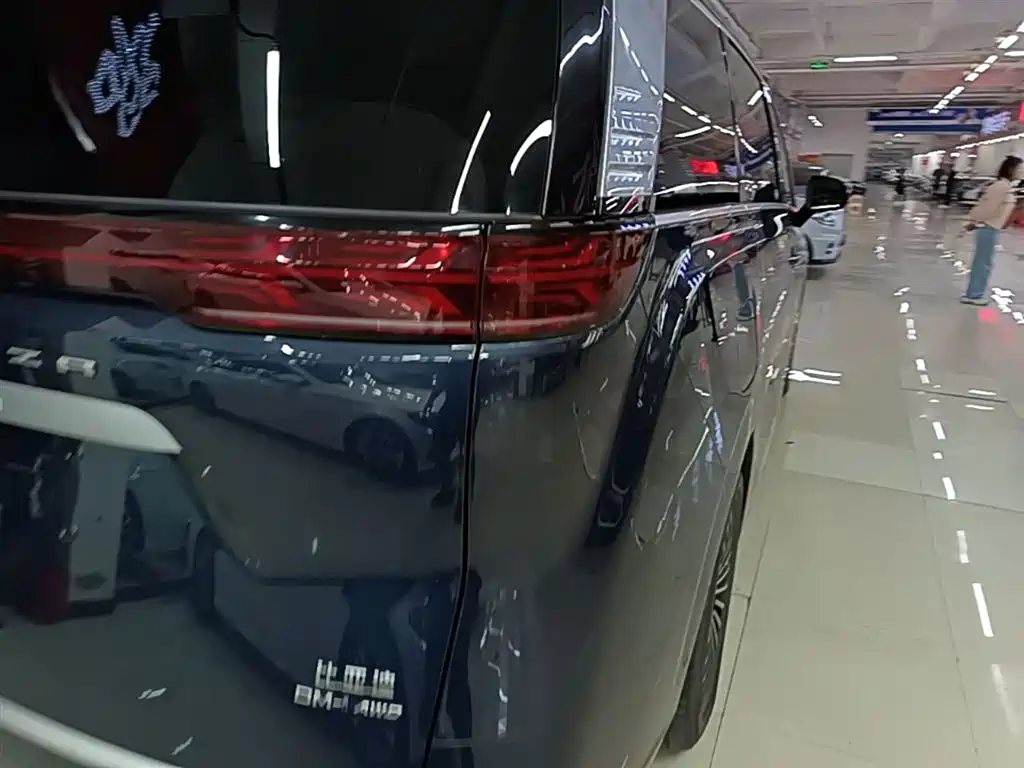Denza D9 DM-i 980 4 WD Honored