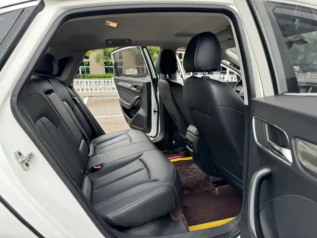 Roewe i6 Classic PLUS 1.6 L CVT 4 G Connected Glory Holographic