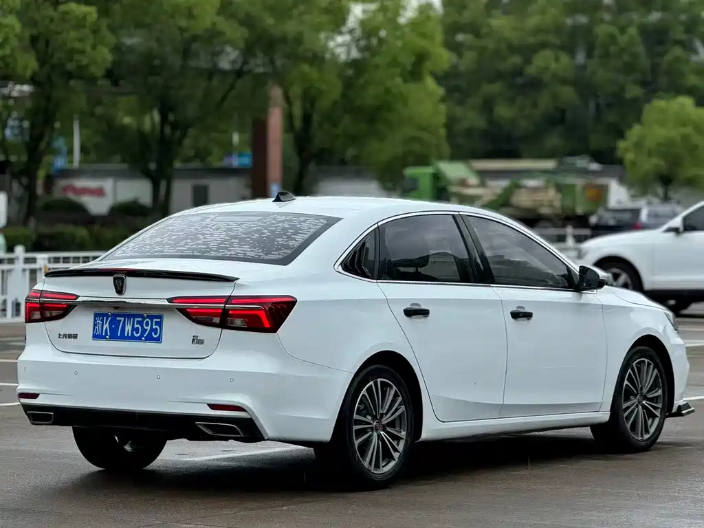 Roewe i6 Classic PLUS 1.6 L CVT 4 G Connected Glory Holographic