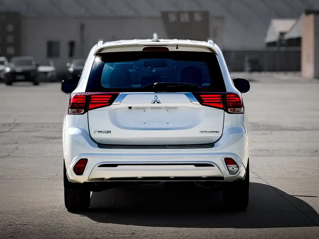 Outlander Facelift 2.0 L 2 WD Smooth Enjoyment 5-seat
