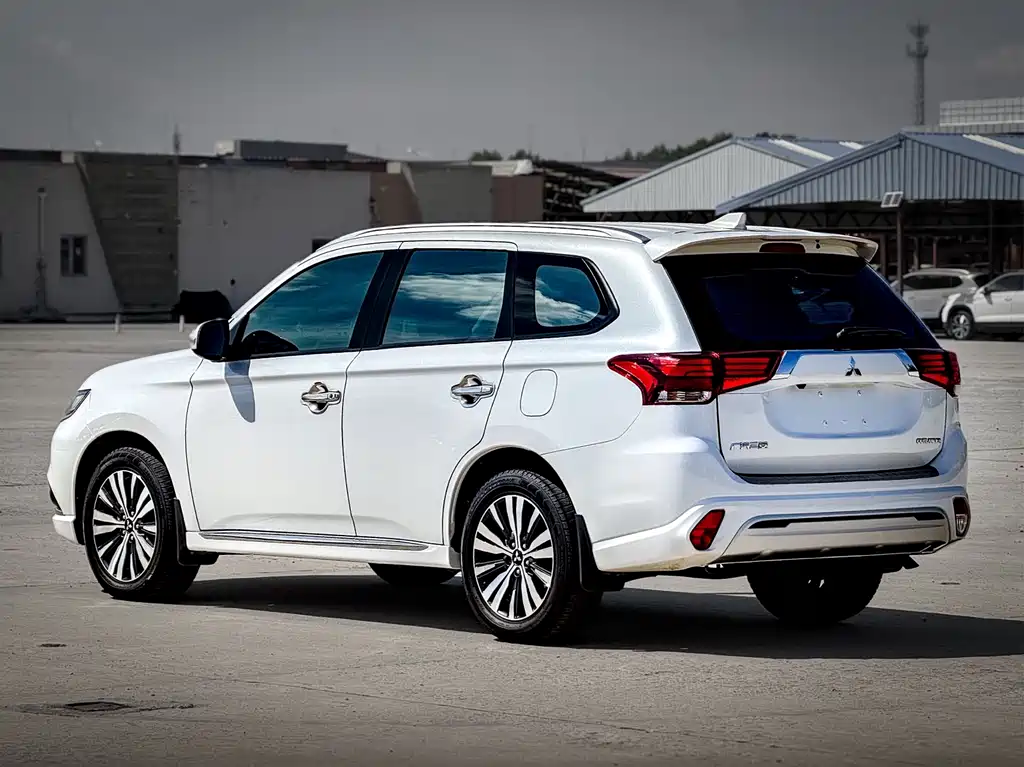 Outlander Facelift 2.0 L 2 WD Smooth Enjoyment 5-seat