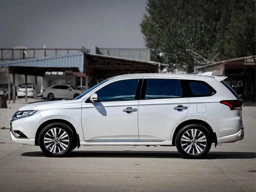 Outlander Facelift 2.0 L 2 WD Smooth Enjoyment 5-seat