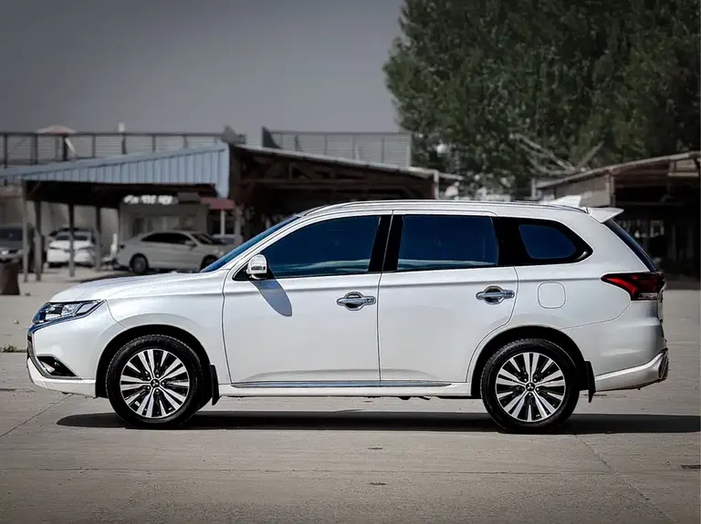 Mitsubishi Outlander Facelift 2.0 L 2 WD Smooth Enjoyment 5-seat