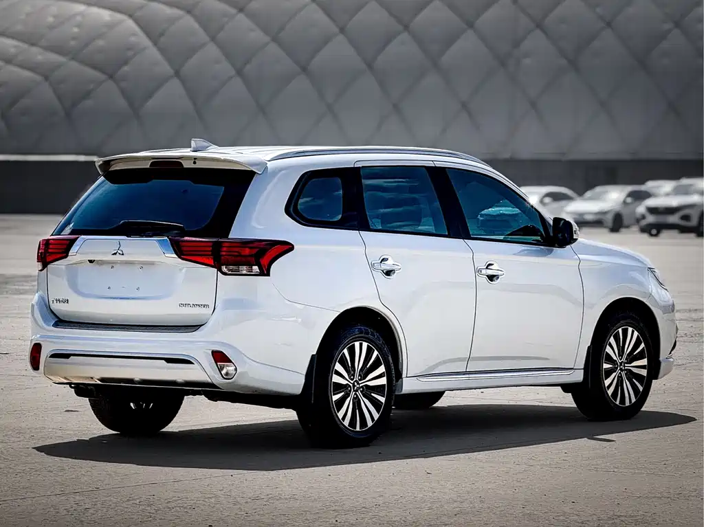 Outlander Facelift 2.0 L 2 WD Smooth Enjoyment 5-seat