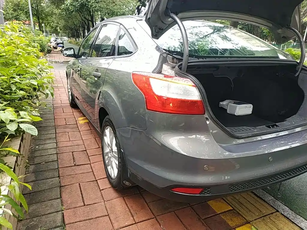 Focus Sedan 1.6 L Auto Comfort