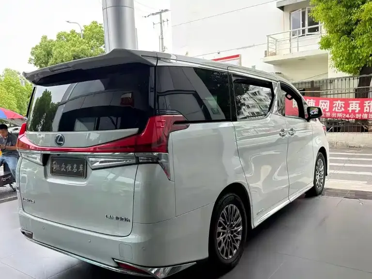 Lexus LM 300 h 7-seat Elegant