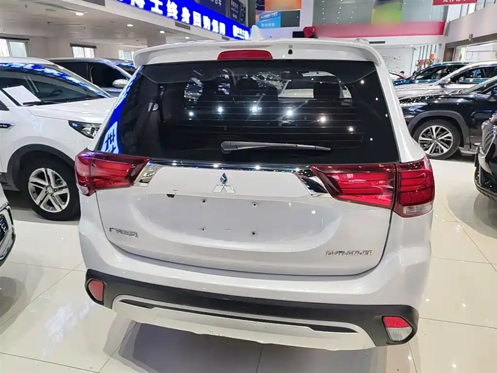 Outlander 2.0 L 2 WD Smooth Enjoyment 7-seat