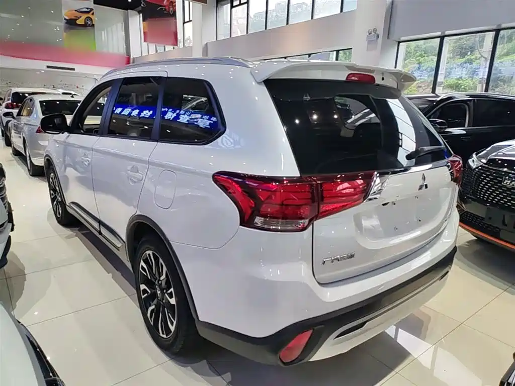 Outlander 2.0 L 2 WD Smooth Enjoyment 7-seat