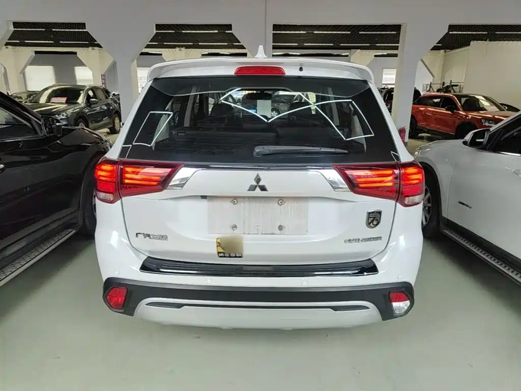 Outlander 2.0 L 2 WD Smooth Enjoyment 7-seat CN-VI