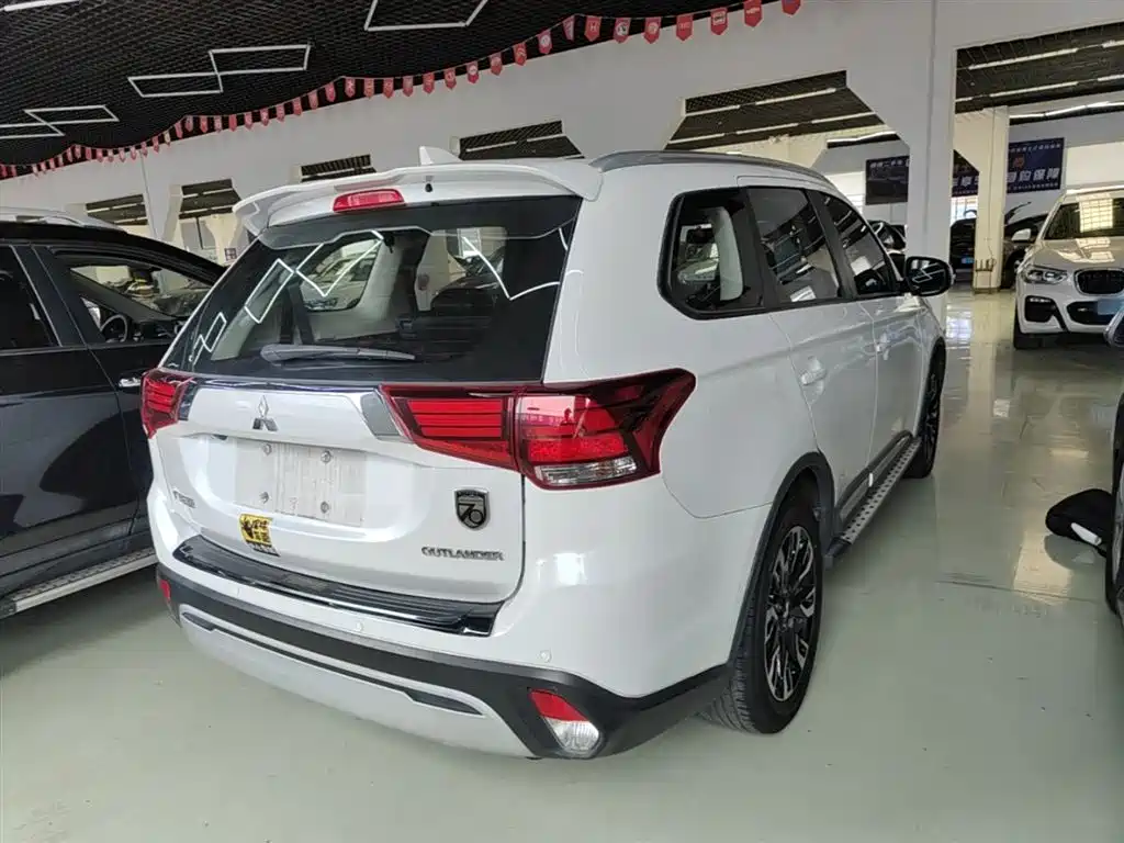 Outlander 2.0 L 2 WD Smooth Enjoyment 7-seat CN-VI