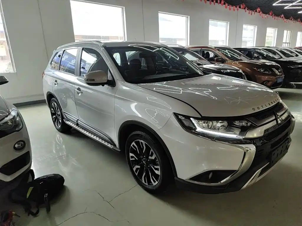 Outlander 2.0 L 2 WD Smooth Enjoyment 7-seat CN-VI