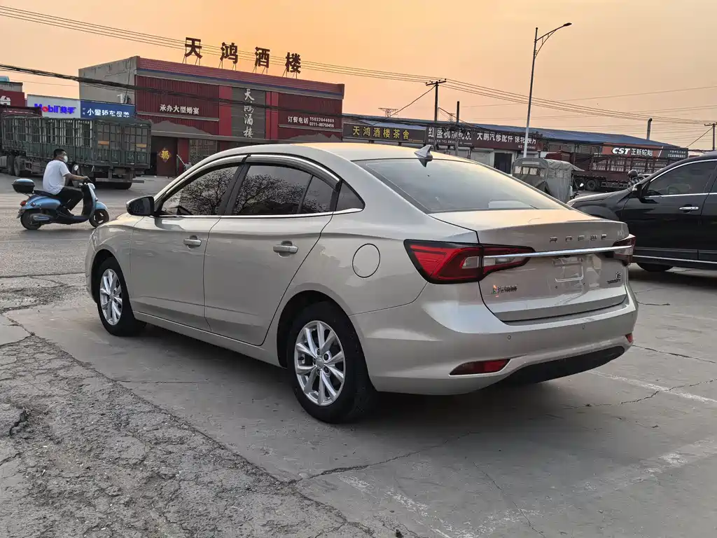 Roewe i5 1.5 L Manual 4 G Connected Leading Luxury
