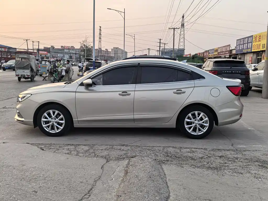 Roewe i5 1.5 L Manual 4 G Connected Leading Luxury