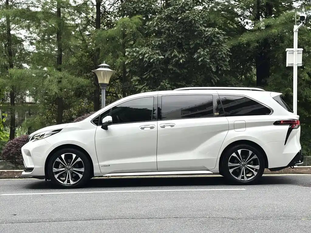 Granvia 2.5 L Hybrid Flagship VIP
