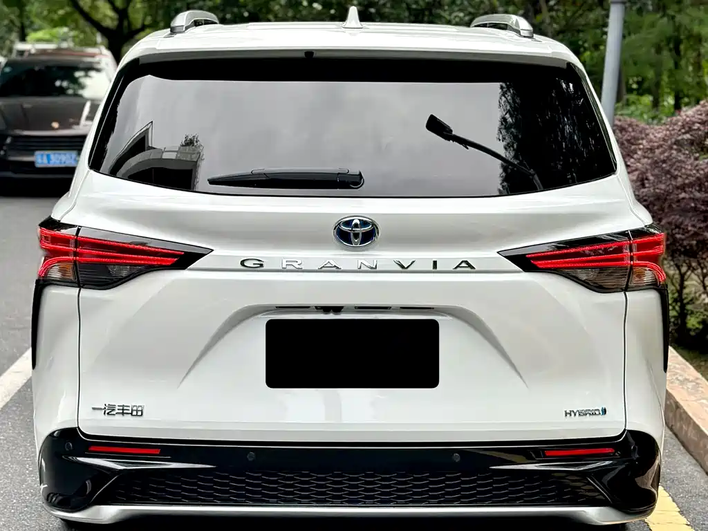 Granvia 2.5 L Hybrid Flagship VIP