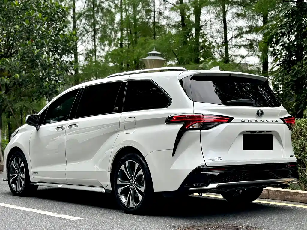 Granvia 2.5 L Hybrid Flagship VIP