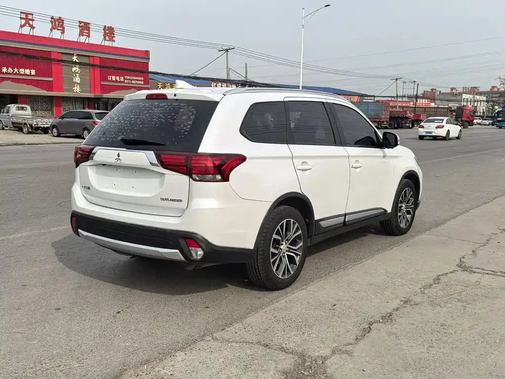Outlander 2.0 L 2 WD Glory 5-seat
