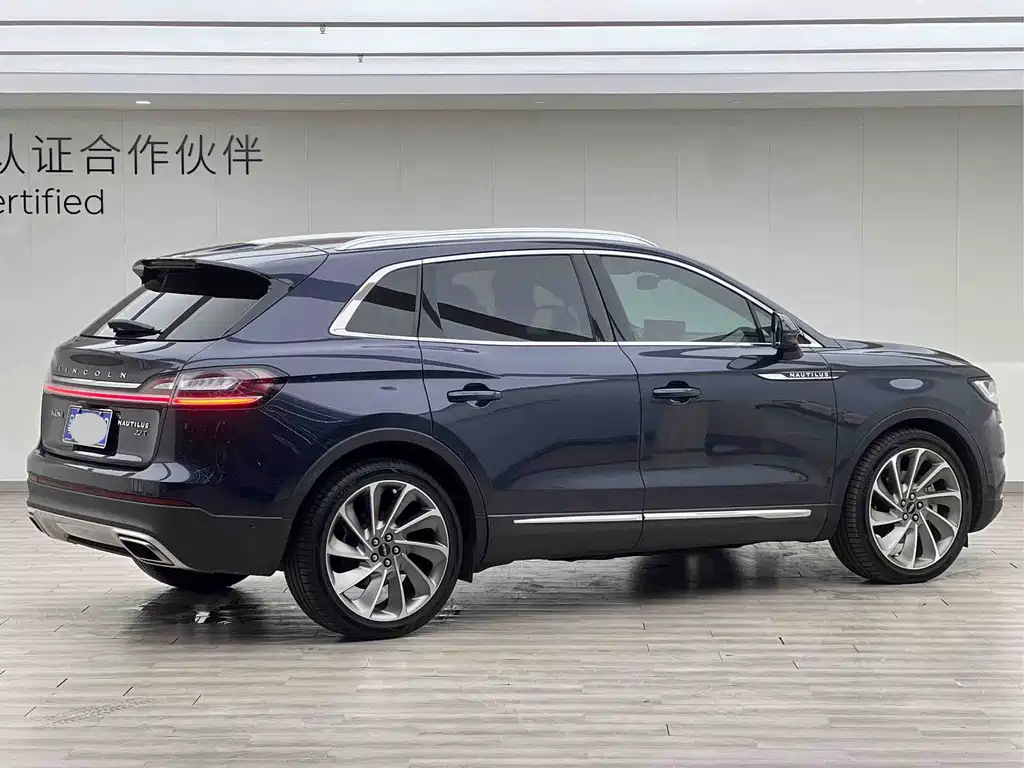 Nautilus 2.7 T 4 WD Honor Shine