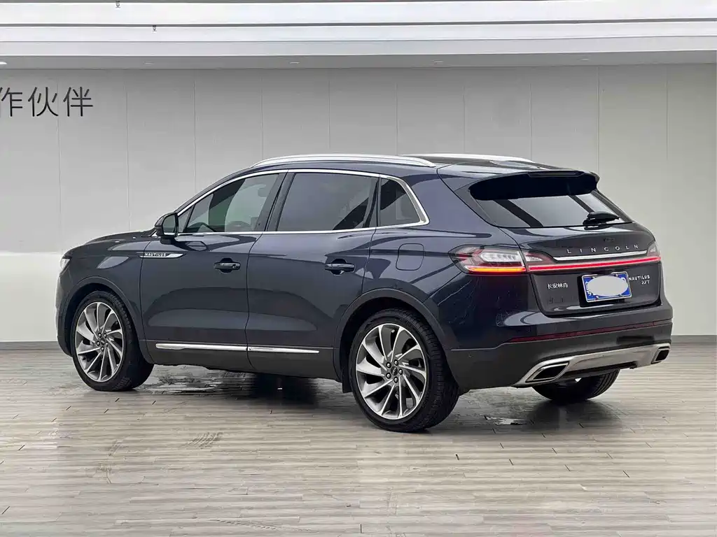 Nautilus 2.7 T 4 WD Honor Shine