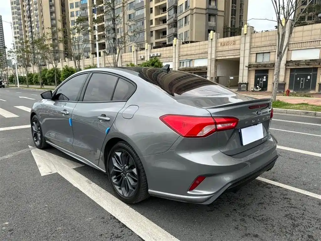Focus Sedan EcoBoost 180 Auto ST Line