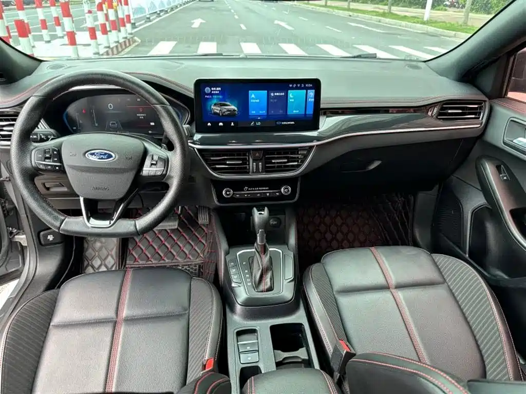 Focus Sedan EcoBoost 180 Auto ST Line