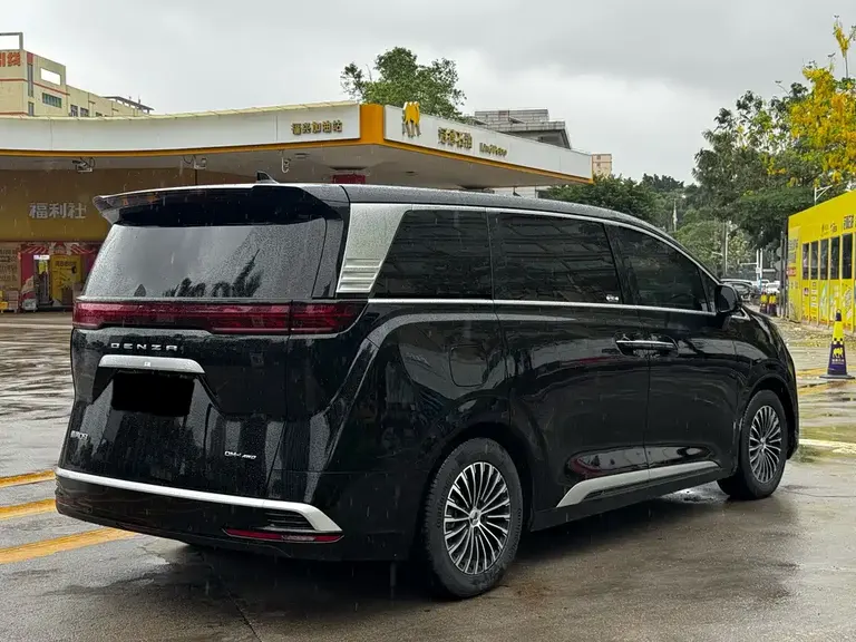 Denza D9 DM-i 980 4 WD Honored