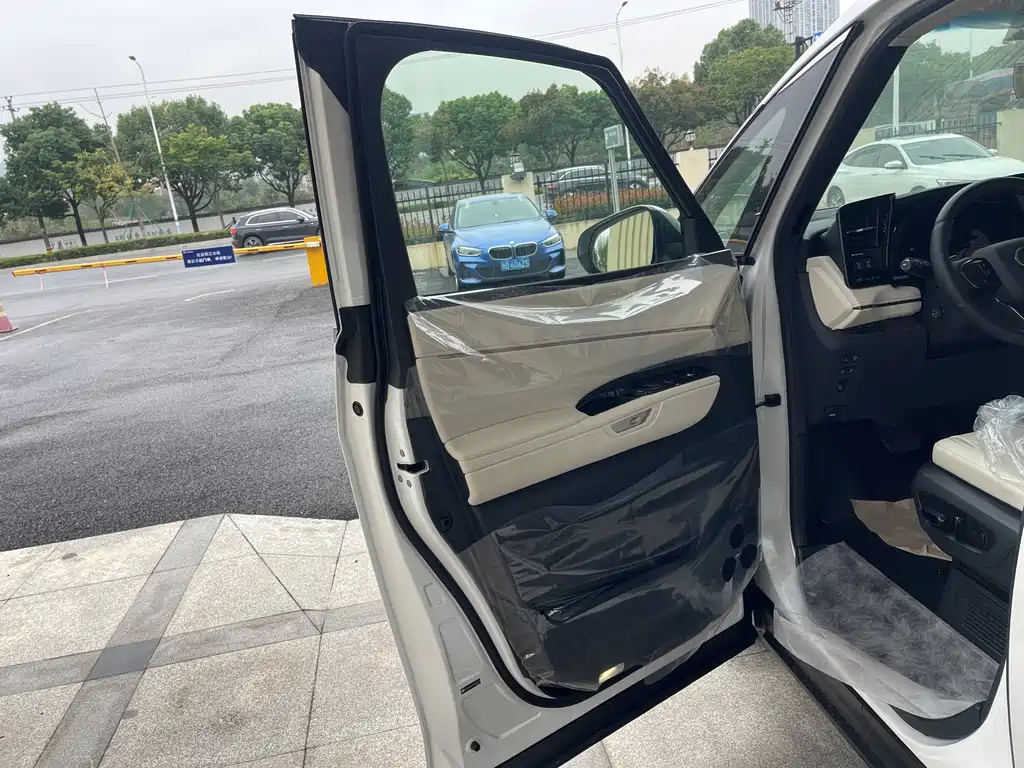 Lexus LM 500 h 6-seat Supreme