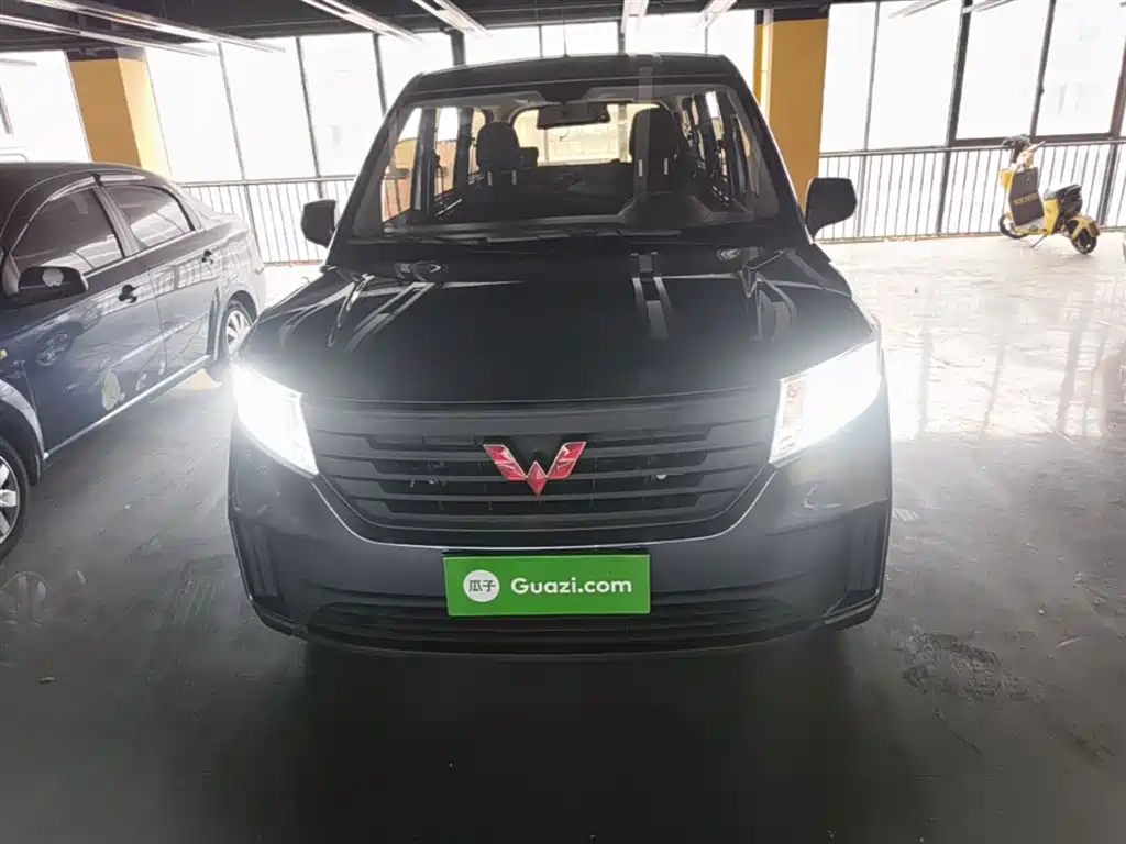 Wuling Hongguang PLUS 1.5 L Manual Standard 5-seat