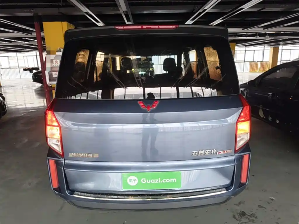 Wuling Hongguang PLUS 1.5 L Manual Standard 5-seat