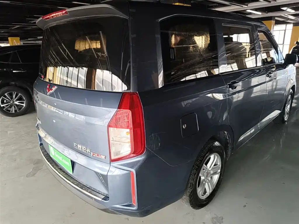 Wuling Hongguang PLUS 1.5 L Manual Standard 5-seat