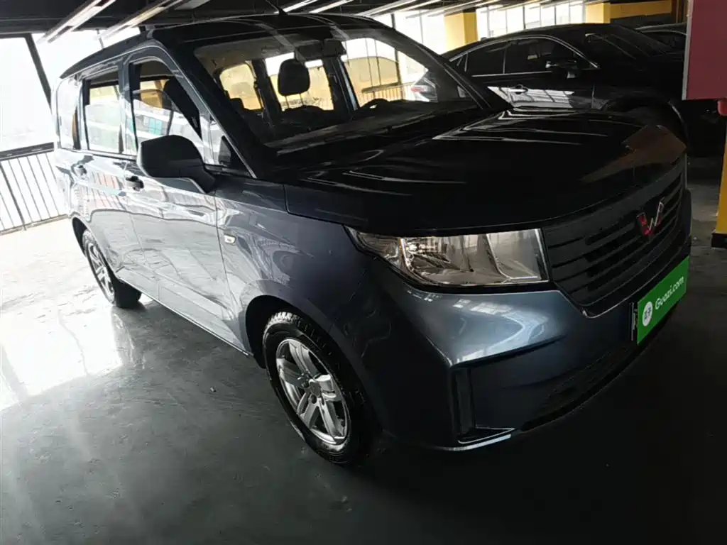 Wuling Hongguang PLUS 1.5 L Manual Standard 5-seat