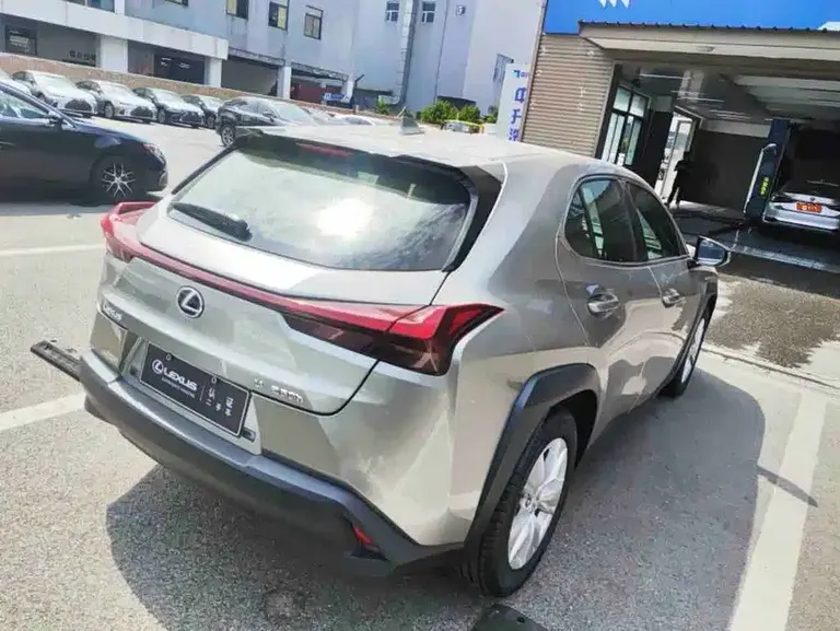 Lexus UX 260 h ·