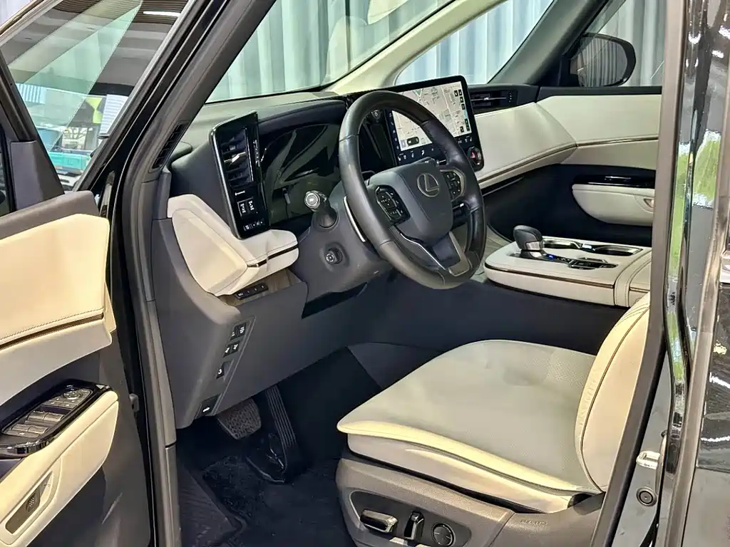 Lexus LM 500 h 4-seat Royal World