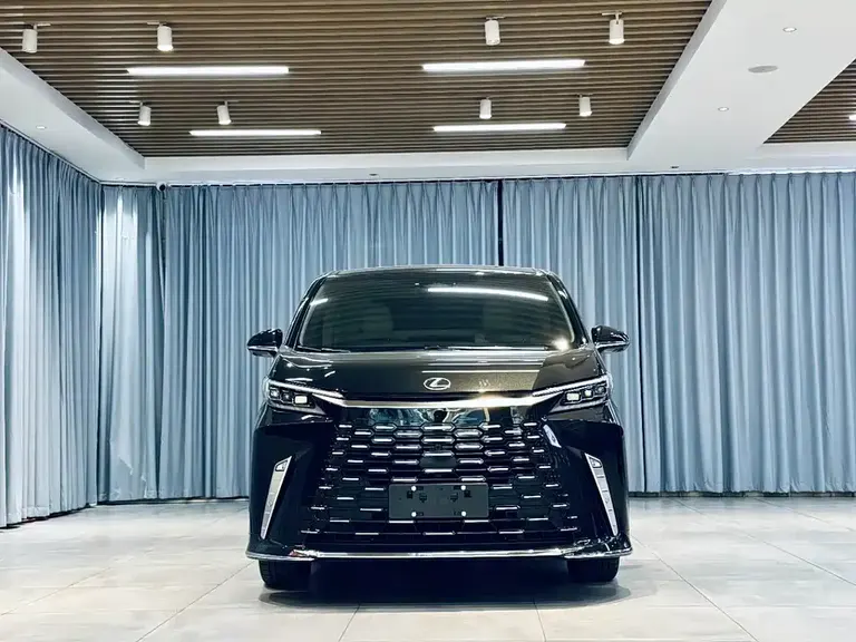 Lexus LM 500 h 4-seat Royal World