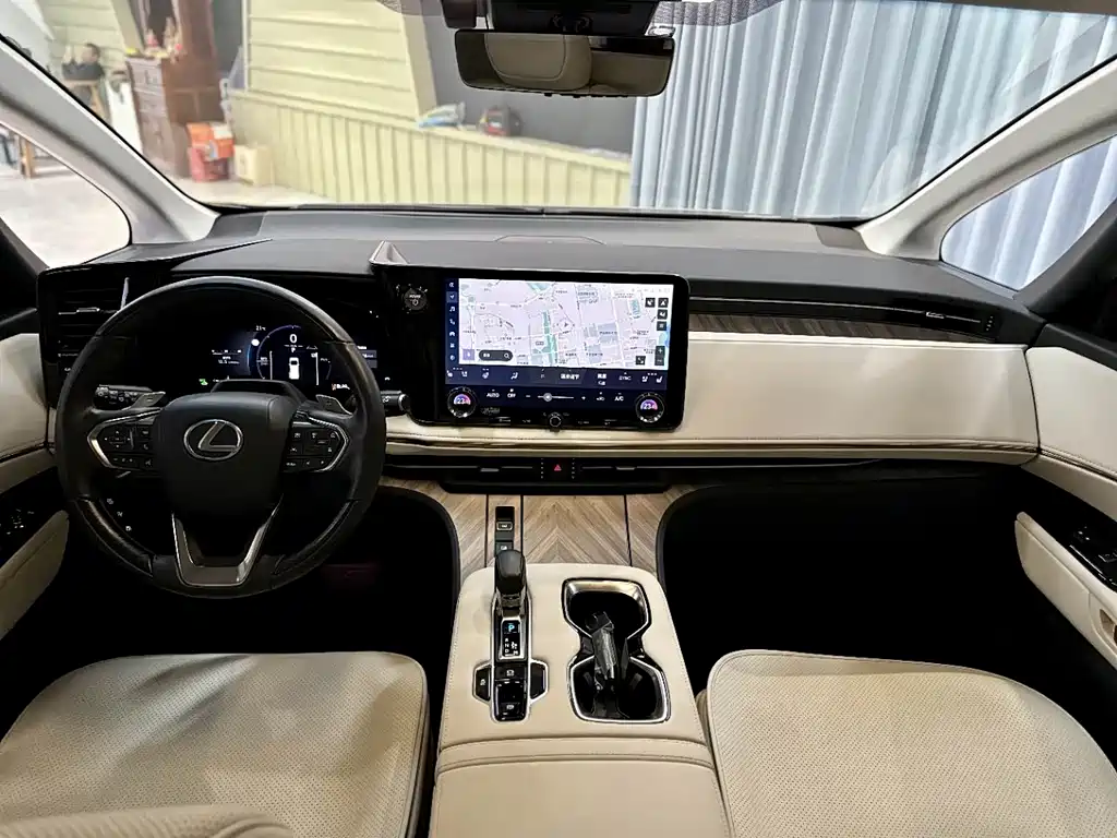 Lexus LM 500 h 4-seat Royal World