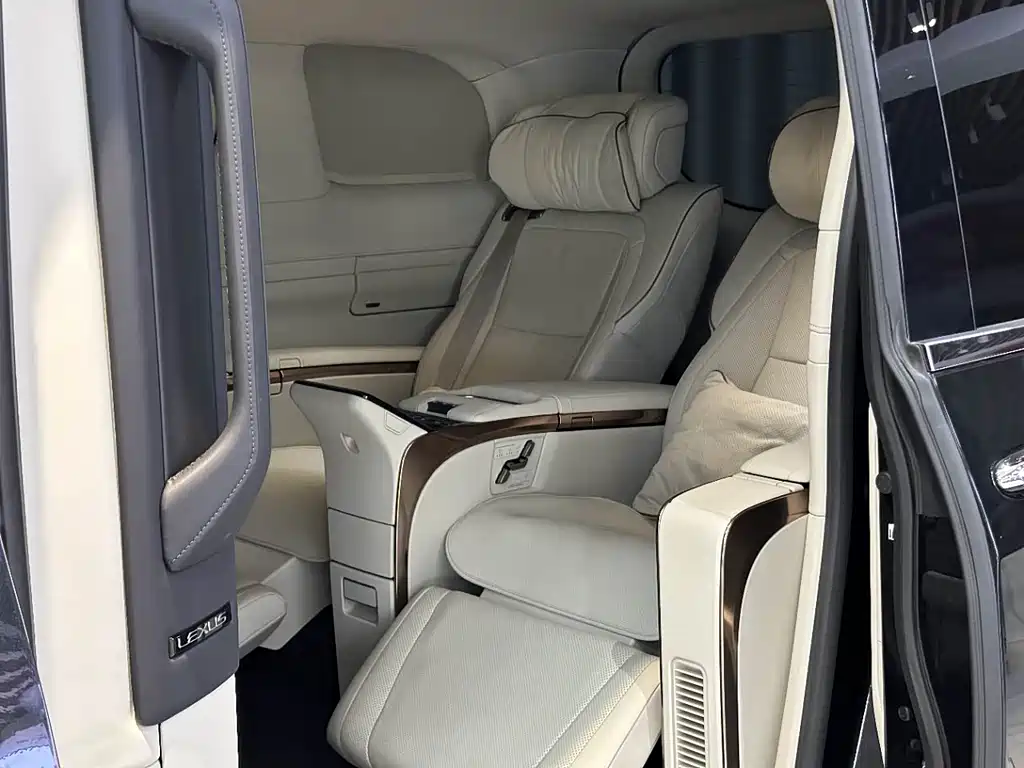 Lexus LM 500 h 4-seat Royal World