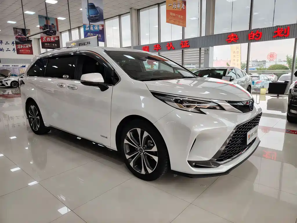 Granvia 2.5 L Hybrid Flagship