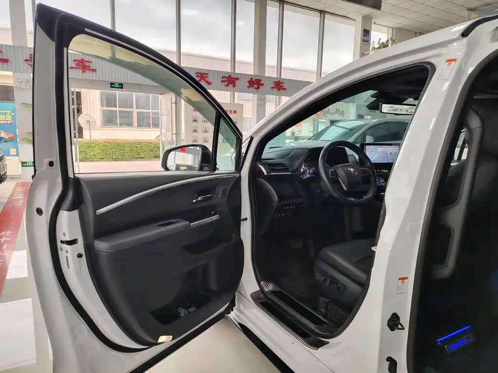 Granvia 2.5 L Hybrid Flagship