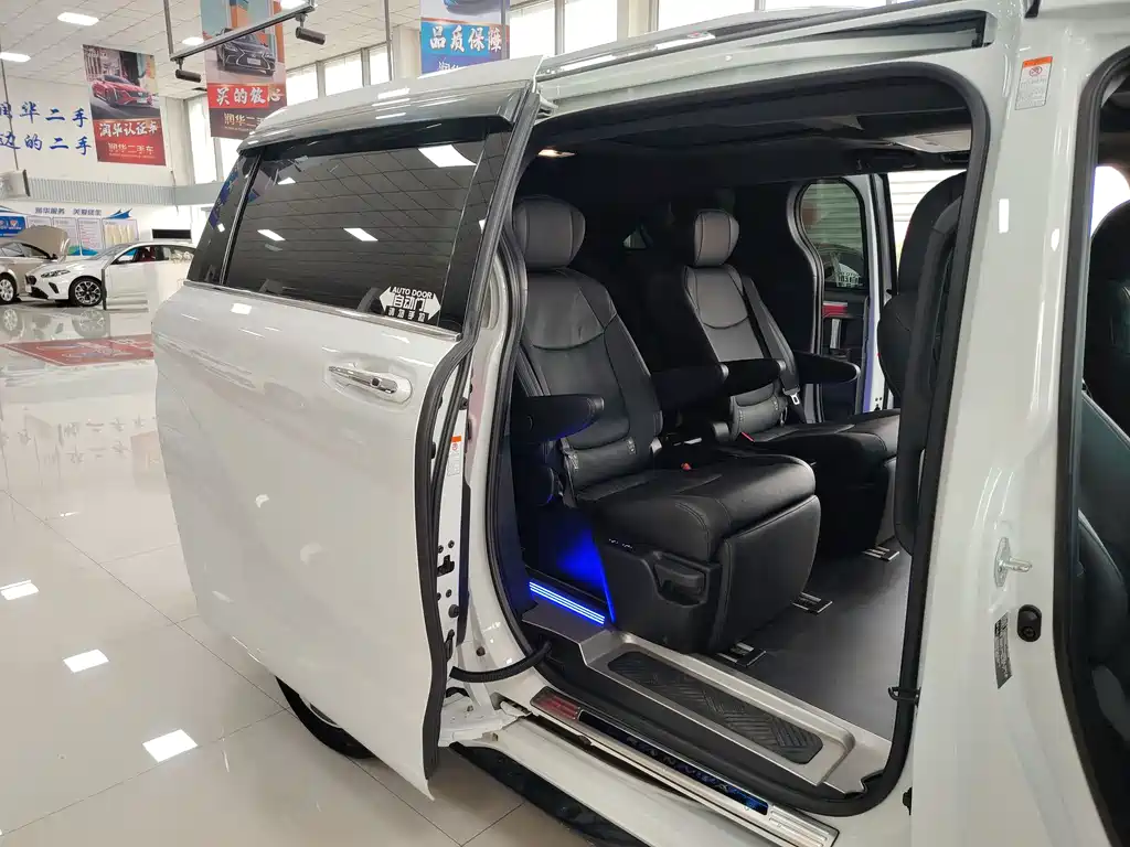Granvia 2.5 L Hybrid Flagship