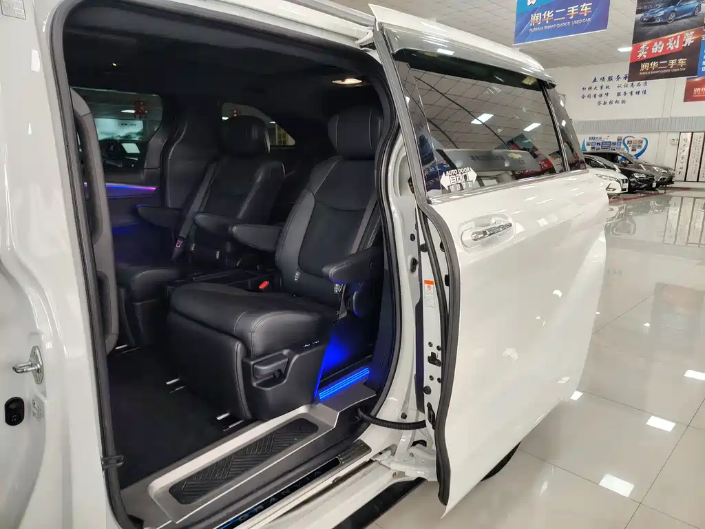 Granvia 2.5 L Hybrid Flagship
