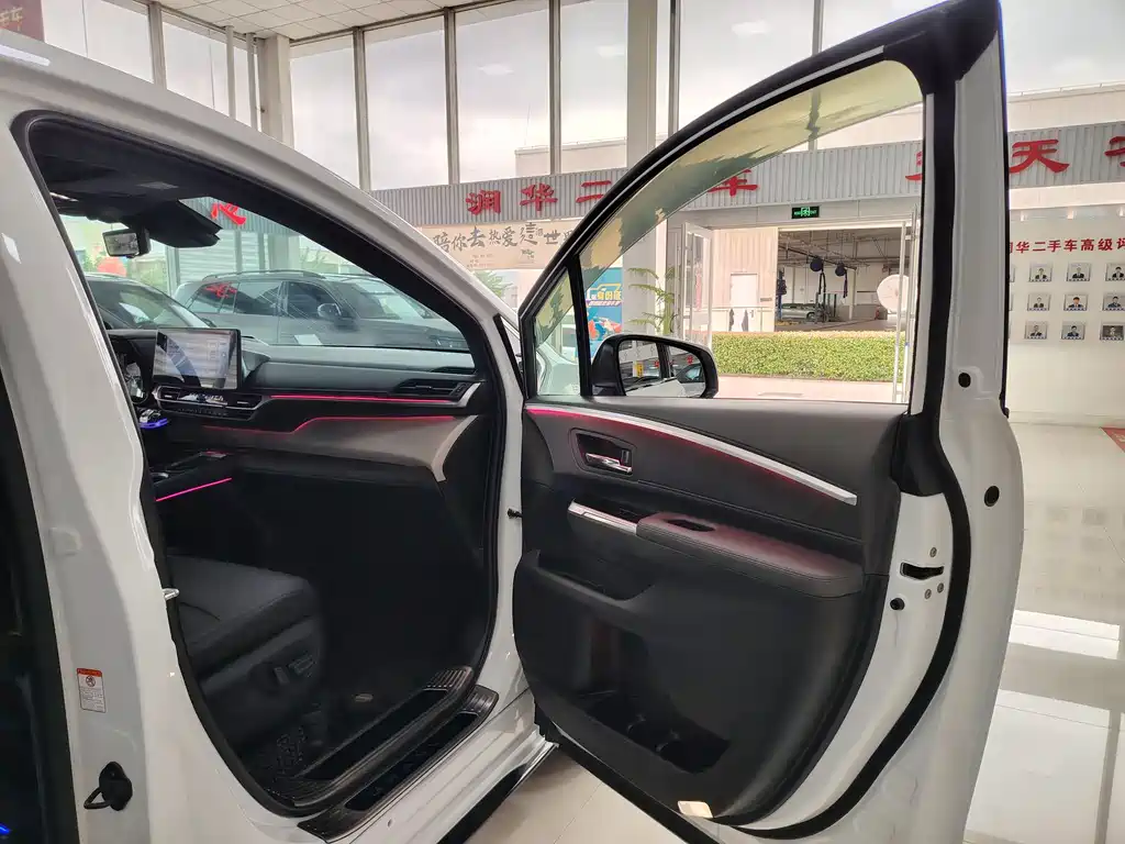 Granvia 2.5 L Hybrid Flagship