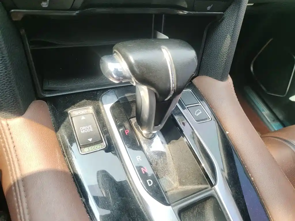 Honda UR-V 240 TURBO 2 WD Elegant